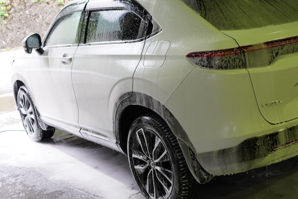 コーティング専門店での洗車風景